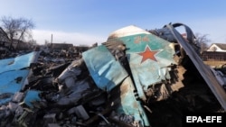 Обломки сбитого российского боевого самолета Су-34 в жилом районе Чернигова, 6 апреля 2022 года