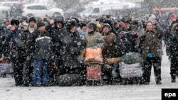 Жители оккупированных территорий на блокпосту со стороны захваченной российско-сепаратистскими силами Луганской области, январь 2017 года