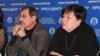 Глава Казахстанского международного бюро по правам человека правозащитник Евгений Жовтис и адвокат Инара Масанова на встрече в пресс-центре бюро. Алматы, 29 января 2020 года.