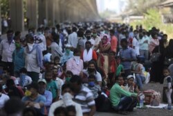 Темір жол вокзалында пойыз күтіп тұрған жолаушылар. Үндістан, Мумбай қаласы, 22 мамыр 2020 жыл.