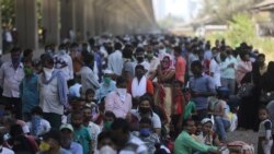 Люди на платформе железнодорожного вокзала в Мумбаи. 22 мая 2020 года.