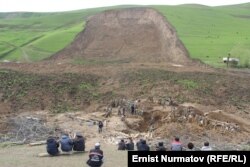 Оползень, накрывший село Аюу Узгенского района. 2 мая 2017 года.