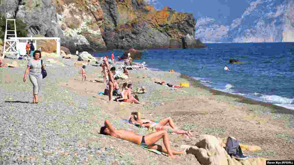 Пляж Яшмовый расположен у мыса Фиолент. Такое название он получил из-за большого количества камней красноватой яшмы вулканического происхождения