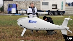 ATƏT müşahidəçiləri Mariupol yaxınlığında dronu uçuşa hazırlayırlar. Foto 2014-cü ildə çəkilib