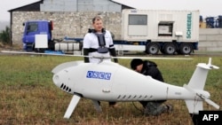 Украина. Невооруженный беспилотный летательный аппарат ОБСЕ перед испытаниями возле Мариуполя 23 октября 2014 года
