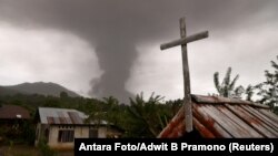 Столб пепла из вулкана на острове Сулавеси. Индонезия, 3 сентября 2018 года.
