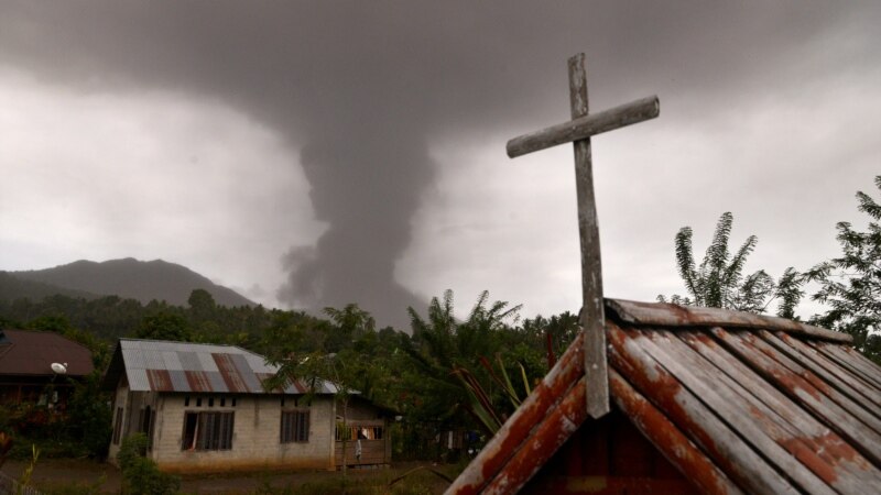 В Индонезии на острове, пострадавшем от цунами, извергается вулкан (видео)