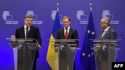 Петр Порошенко, Дональд Туск и Жан-Клод Юнкер. Брюссель, 16 декабря 2015 года