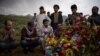 Əfqanıstanda həmkarları 30 apreldə qətlə yetirlmiş AFP jurnalisti Shah Marai Faizinin məzarını ziyarət ediblər