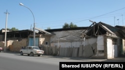 Ўшнинг Монуев кўчасидаги уйлар.