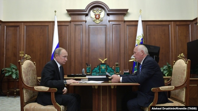 Руският президент Владимир Путин се среща с ръководителя на държавния конгломерат Ростек - Сергей Чемезов, Москва, юли 2019. Чемезов е работил с Путин, когато и двамата са офицери в КГБ в Дрезден през 80-те.