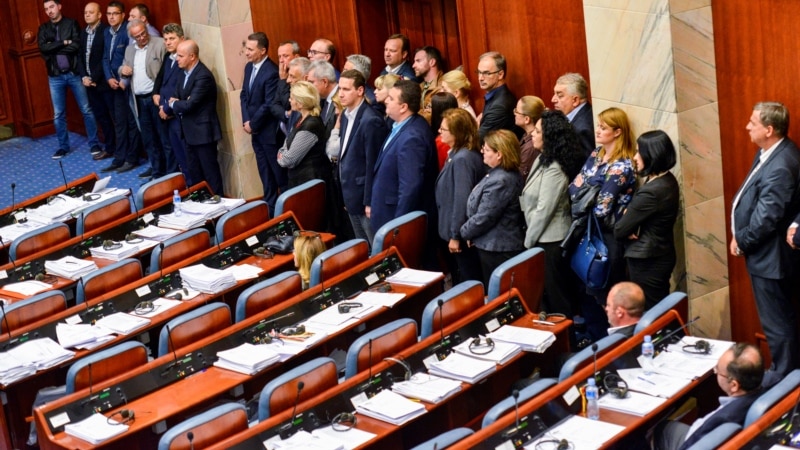 Новата пратеничка група на средба со Заев предложи уставни амандмани 