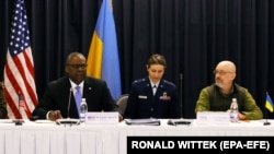 Министр обороны Украины Алексей Резников (справа) и министр обороны США Ллойд Остин (слева) на заседании Консультативной группы по обороне Украины на авиабазе ВВС США «Рамштайн» в Германии, 26 апреля 2022 года