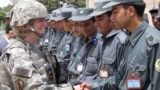 ABŞ hərbçisi təlimi başa vuran əfqan polis zabitləri ilə əl sıxır. 2008