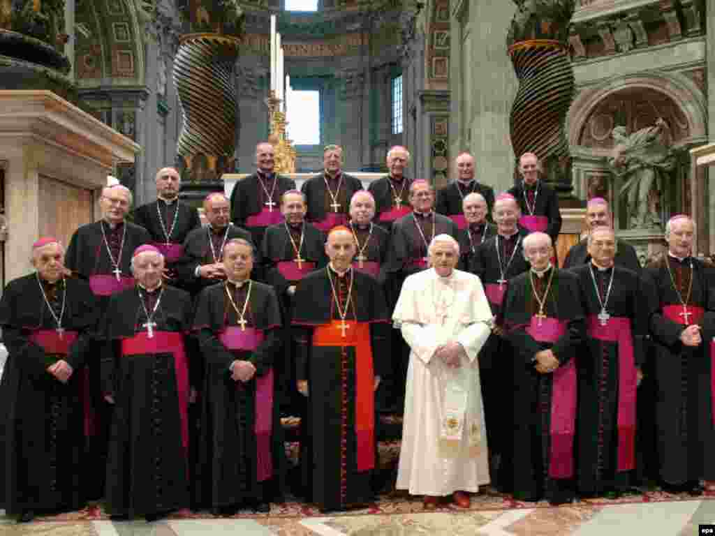 Папа Бенедикт перед аудиенцией в соборе св. Петра в Ватикане. 7 марта 2007 г.