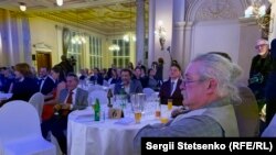 Для безхатьків це чи не єдина можливість приміряти класичний костюм, поїсти ресторанної їжі і побувати у палаці