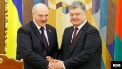 Архіўнае фота. Аляксандар Лукашэнка (зьлева) і Пятро Парашэнка 