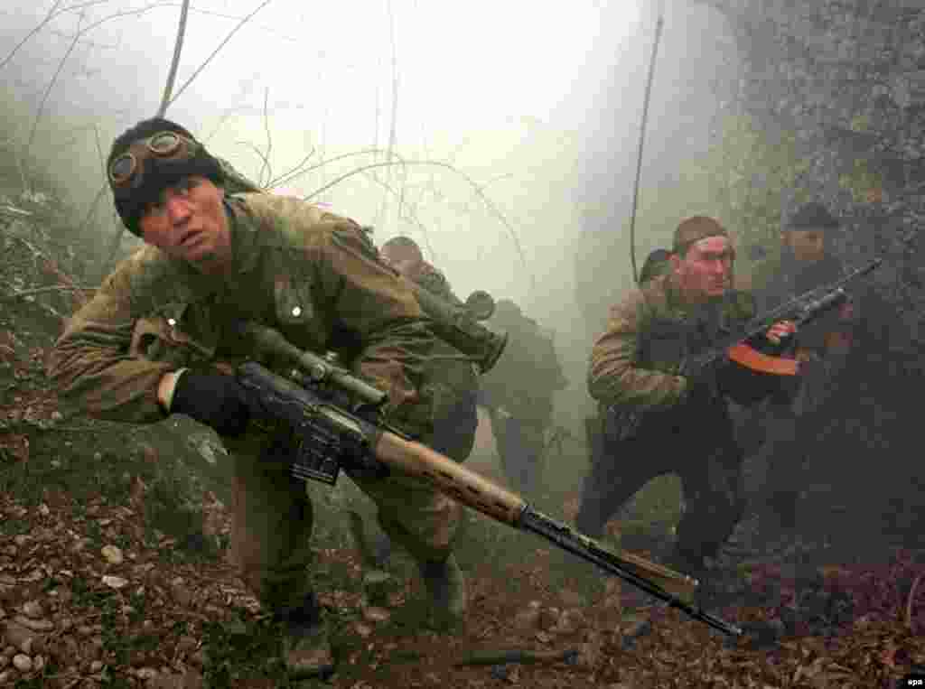 Российские морские пехотинцы патрулируют территорию. Февраль 2000 года. После взятия Грозного боевики действовали в горах и лесистой местности.