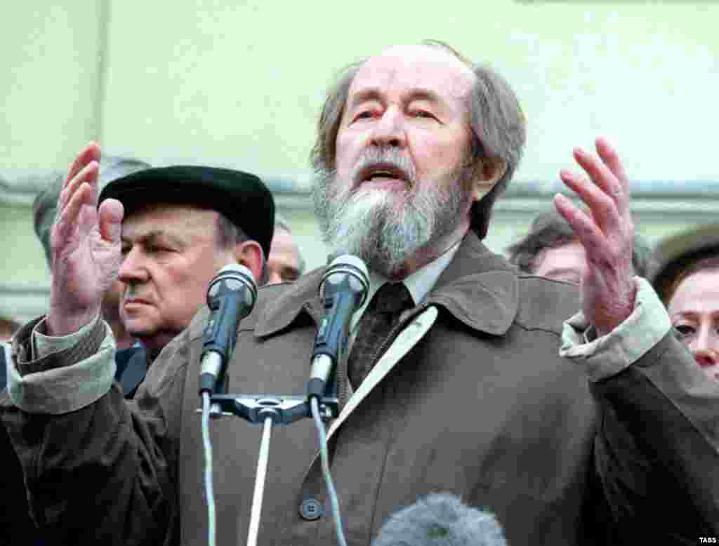 Аляксандар Салжаніцын на адкрыцьці помніку Антону Чэхаву, 1998