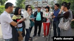 Әуезов аудандық ішкі істер бөлімінде бірнеше сағат еріксіз отырып шыққан журналистер. Алматы қаласы, 21 мамыр 2016. (Сурет "Жас Алаш" газетінің тілшісі Асылхан Әбдірайымұлының Facebook парақшасынан алынды).