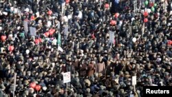 Грозныйдагы демонстрацияга миңдеген адам жыйналды. 19-январь, 2015-жыл. 