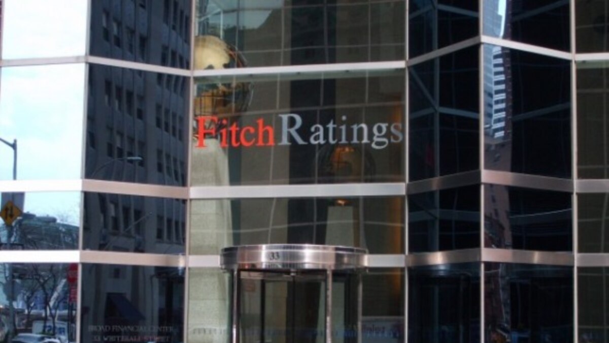 Fitch lowered the credit rating of the United States by one notch from the highest level