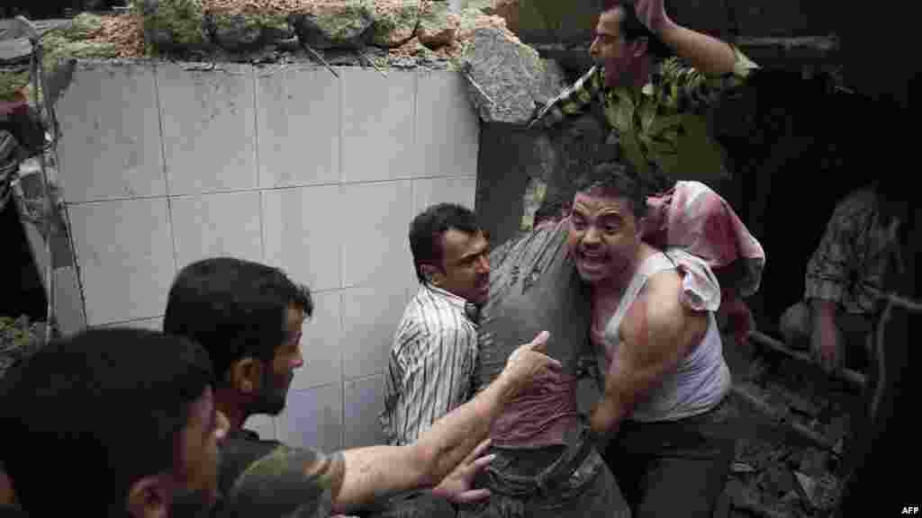 Sirija - Spašavanje ranjenih nakon napada vladinih snaga u Aleppu, 17. oktobar 2012. Foto: AFP / Fabio Bucciarelli 