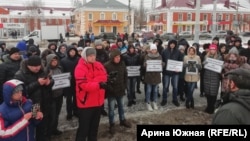 Protesters in Omsk rally to call for an investigation into the death of Dmitry Fyodorov. 