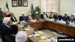 President Hassan Rouhani visiting the Society of Seminary Teachers of Qom. Next to him at the head of the table is Ayatollah Yazdi. (File photo)