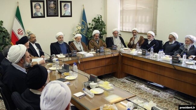 President Hassan Rouhani visiting the Society of Seminary Teachers of Qom. Next to him at the head of the table is Ayatollah Yazdi. (File photo)