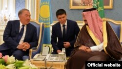 Қазақстан президенті Нұрсұлтан Назарбаев Сауд Арабиясының королі Салман бен Абдел Азиз Әл Саудпен кездесіп отыр. Эр-Рияд, 25 қазан 2016 жыл (Сурет Ақорданың ресми сайтынан алынды).