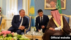 Президент Казахстана Нурсултан Назарбаев (слева) и король Саудовской Аравии Салман (справа). Эр-Рияд, 25 октября 2016 года.