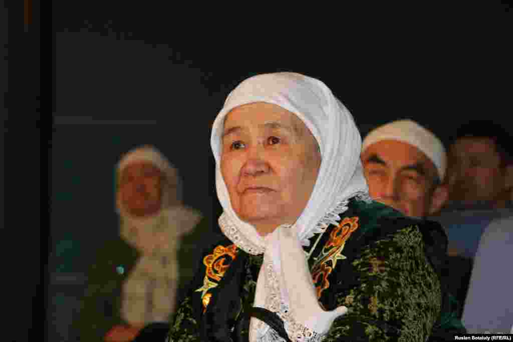 Пожилая женщина пришла на вечер, посвященный Маулиту. 