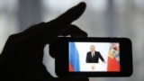 Трансляция выступления Владимира Путина на телефоне. Иллюстративное фото