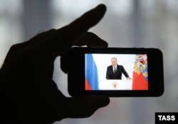 Putin vorbind la TV. In Crimeea s-a dat drumul la electricitate cu 5 minute înainte de discursul de Revelion al președintelui Vladimir Putin, după care electricitatea a fost iarăși tăiată.