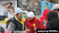 8-мартта гүл сатып алып жаткандар. Бишкек, 2013-жыл