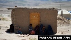 Një familje e zhvendosur brenda Afganistanit duke pritur për ndihma. Maj 2020.
