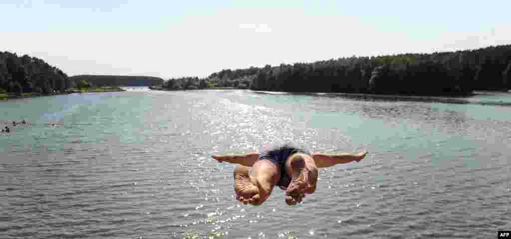 A man jumps into Lake Drozdy on the outskirts of Minsk. (AFP/Maksim Malinovsky)