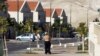 مردی در حال قدم زدن در شهرک یهودی‌نشین «معله ادومیم» در کرانه باختری
