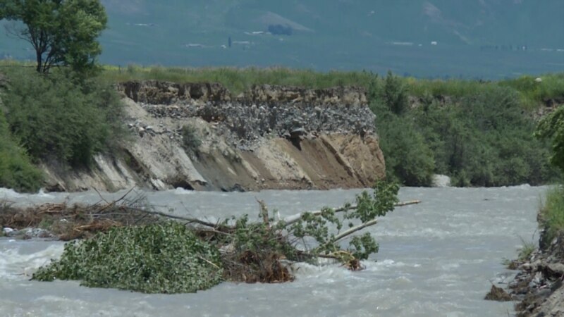 Чүй дарыясынын жээгин суу жеп, Кыргызстан 800 гектар жеринен  ажырады