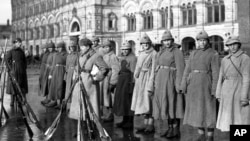 Vojnici Crvene armije na Crvenom trgu u novembru 1922. godine, ubrzo nakon što je zemlja obilježila petu godišnjicu boljševičkog preuzimanja vlasti 1917. godine. 