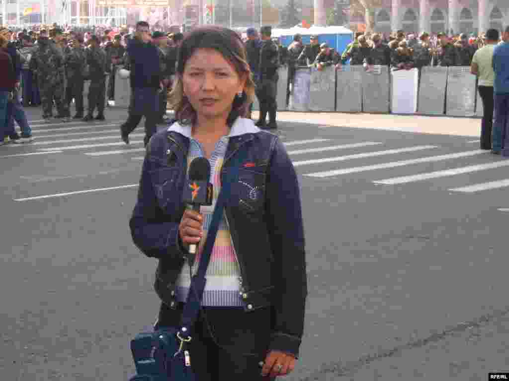 Kyrgyzstan -- RFE/RL correspondent w/ security forces behind; CPP (Country Page Photo) for new website for Kyrgyz Service - RFE/RL correspondent in bishkek covers demonstration w/ security forces in background; CPP (Country Page Photo) for new website for Kyrgyz Service