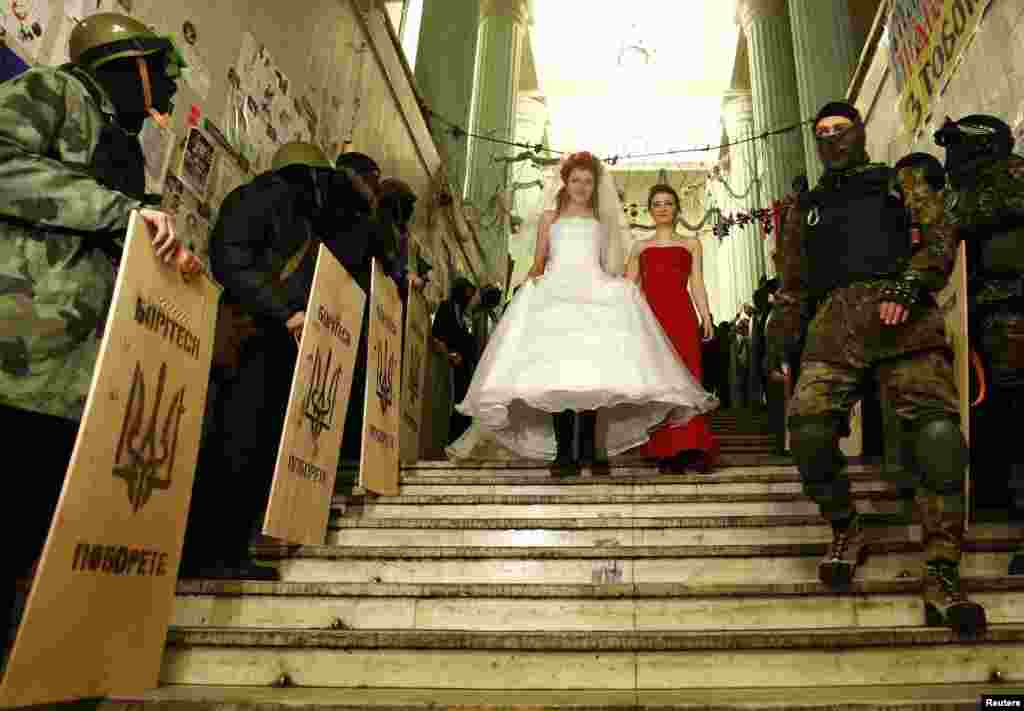 Ukrainian anti-government protester Yulia, 25, arrives for her wedding ceremony in a city municipality building occupied by anti-government protesters in Kyiv February 5, 2014.