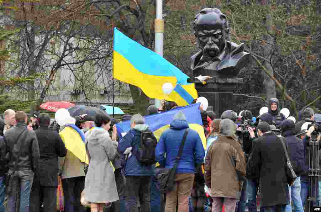 Проукраинские демонстранты во время антивоенной акции у памятника Тарасу Шевченко в Симферополе, 7 марта 2014