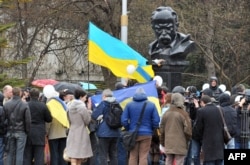 Проукраїнські демонстранти на антивоєнному мітингу біля пам’ятника Тарасу Шевченку. Сімферополь, 7 березня 2014 року