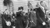 Președintele Woodrow Wilson, cu David Lloyd George și Georges Clemenceau, la Conferința de Pace de la Paris, după semnarea tratatului de pace cu Germania, în iunie 1919