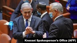 بنی گانتس (راست) همراه با بنیامین نتانیاهو 