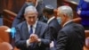 بنیامین نتانیاهو، نخست‌وزیر اسرائیل (سمت چپ) در کنِسِت (پارلمان اسرائیل)