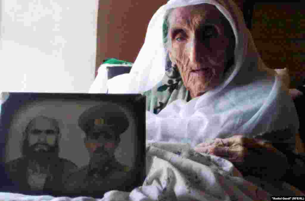Tojigul Qurbonova is a 112-year-old resident of the Tajik city of Kulob. (RFE/RL&#39;s Tajik Service)