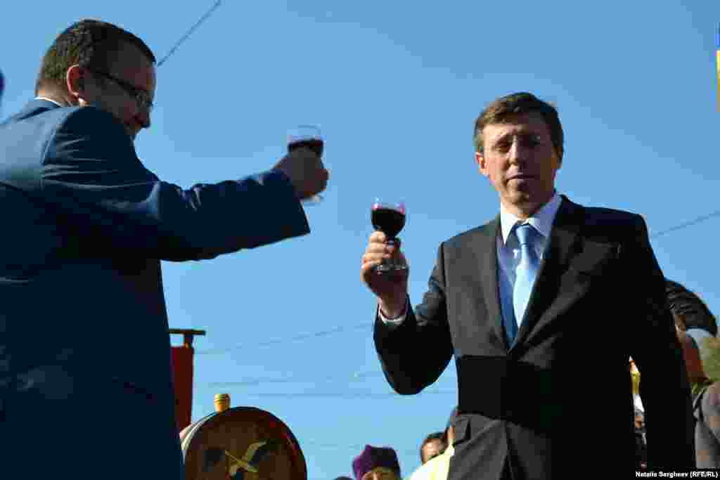 Primarul Chişinăului Dorin Chirtoacă şi primarul oraşului Cernăuţi (Ucraina) Oleksii Kaspruk celebrează înfrăţirea oraşelor 
